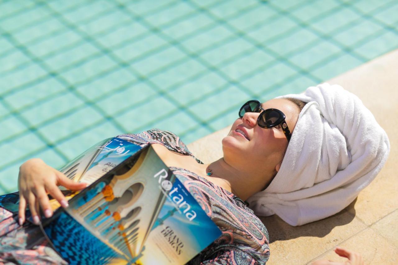Hotel Gefinor Rotana - Bejrut Zewnętrze zdjęcie A woman sunbathing