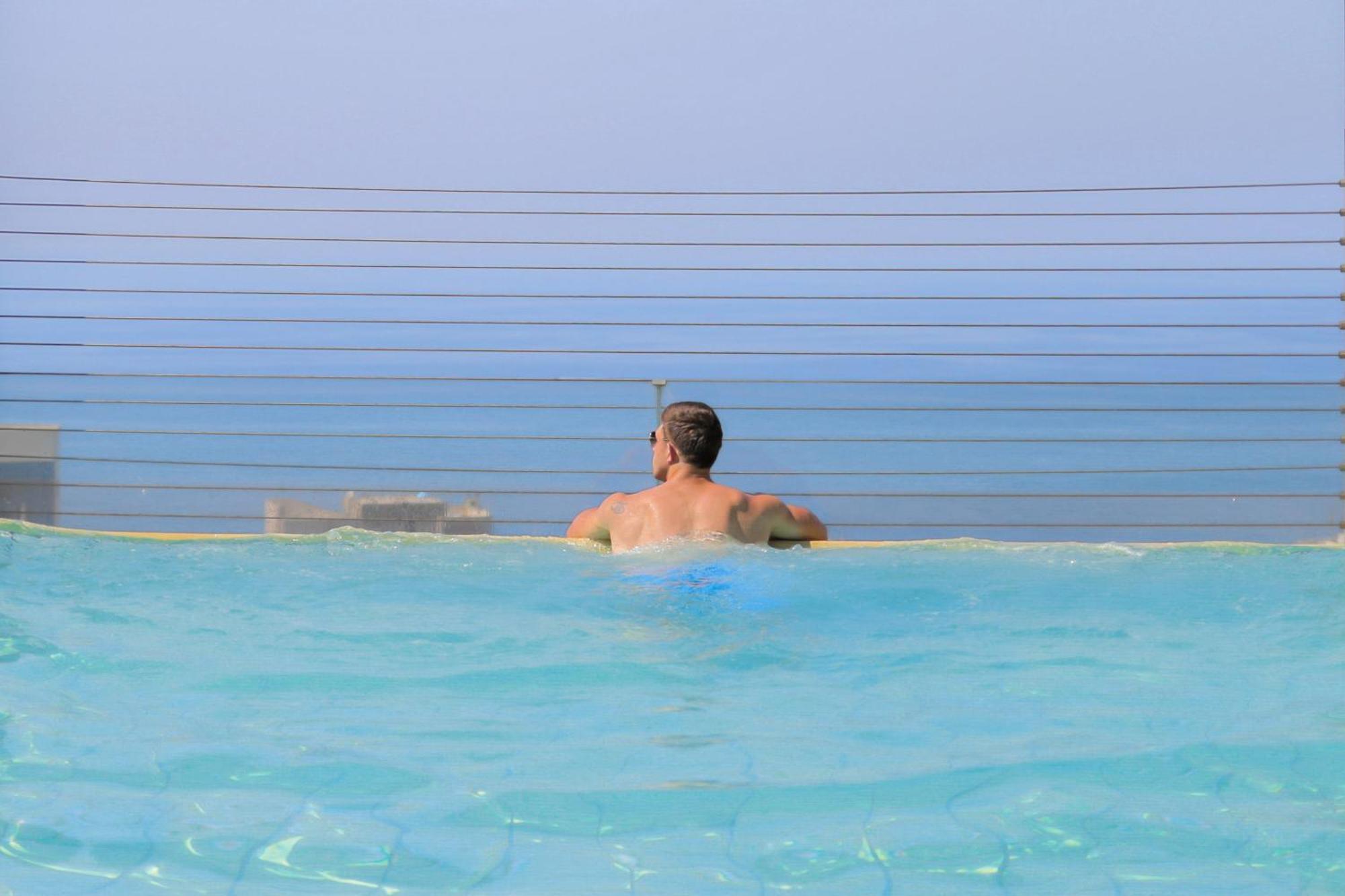 Hotel Gefinor Rotana - Bejrut Zewnętrze zdjęcie Swimming pool at the Dead Sea