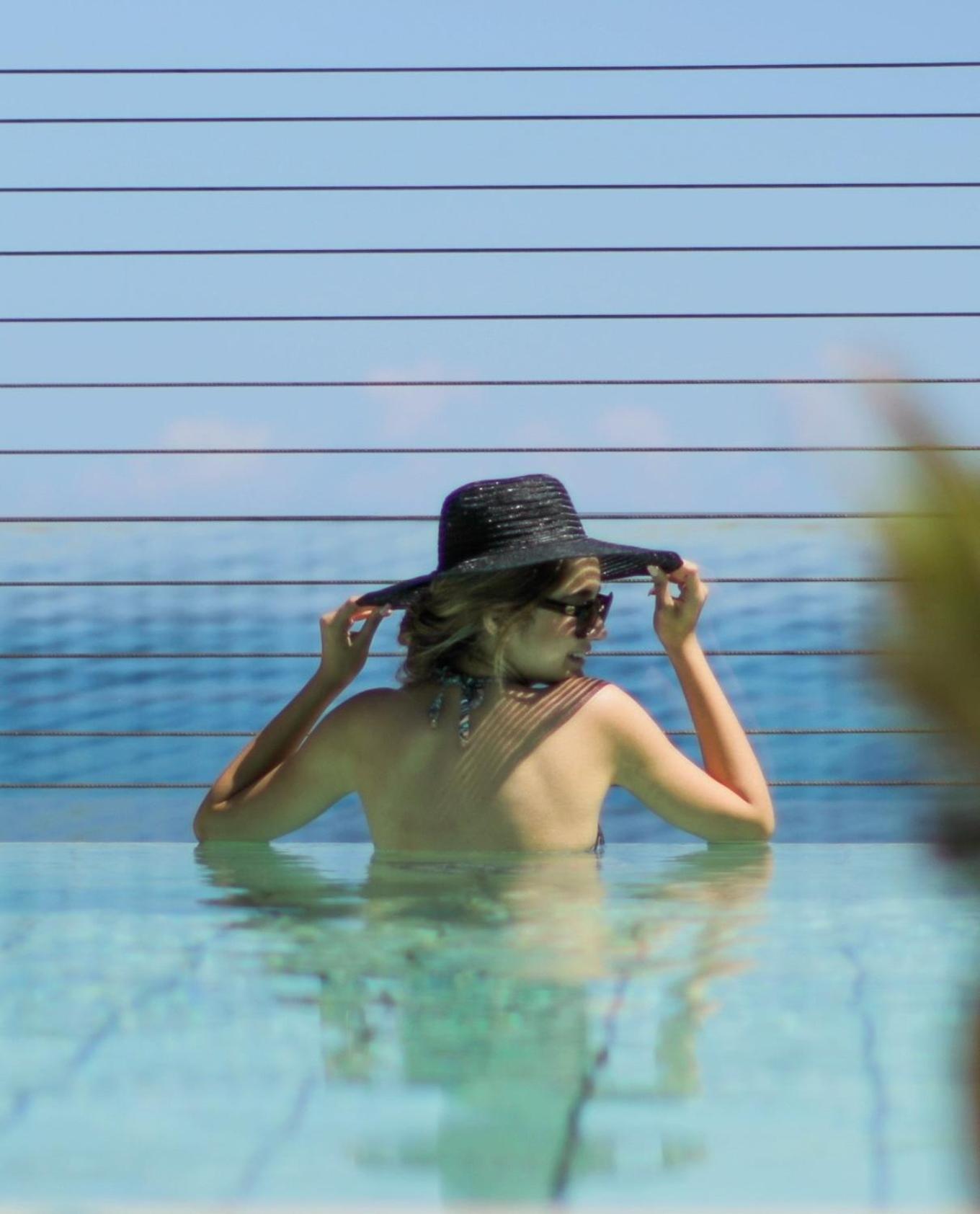 Hotel Gefinor Rotana - Bejrut Zewnętrze zdjęcie A woman wearing a sun hat
