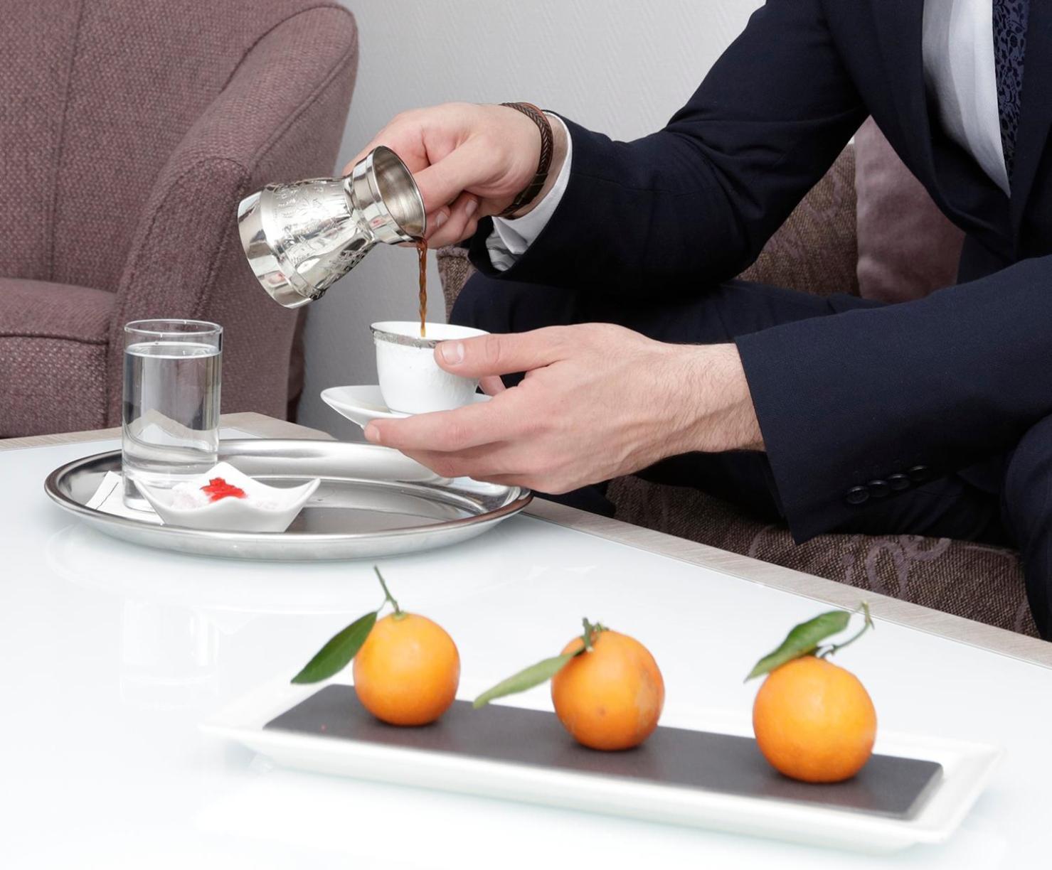 Hotel Gefinor Rotana - Bejrut Zewnętrze zdjęcie Turkish coffee being served