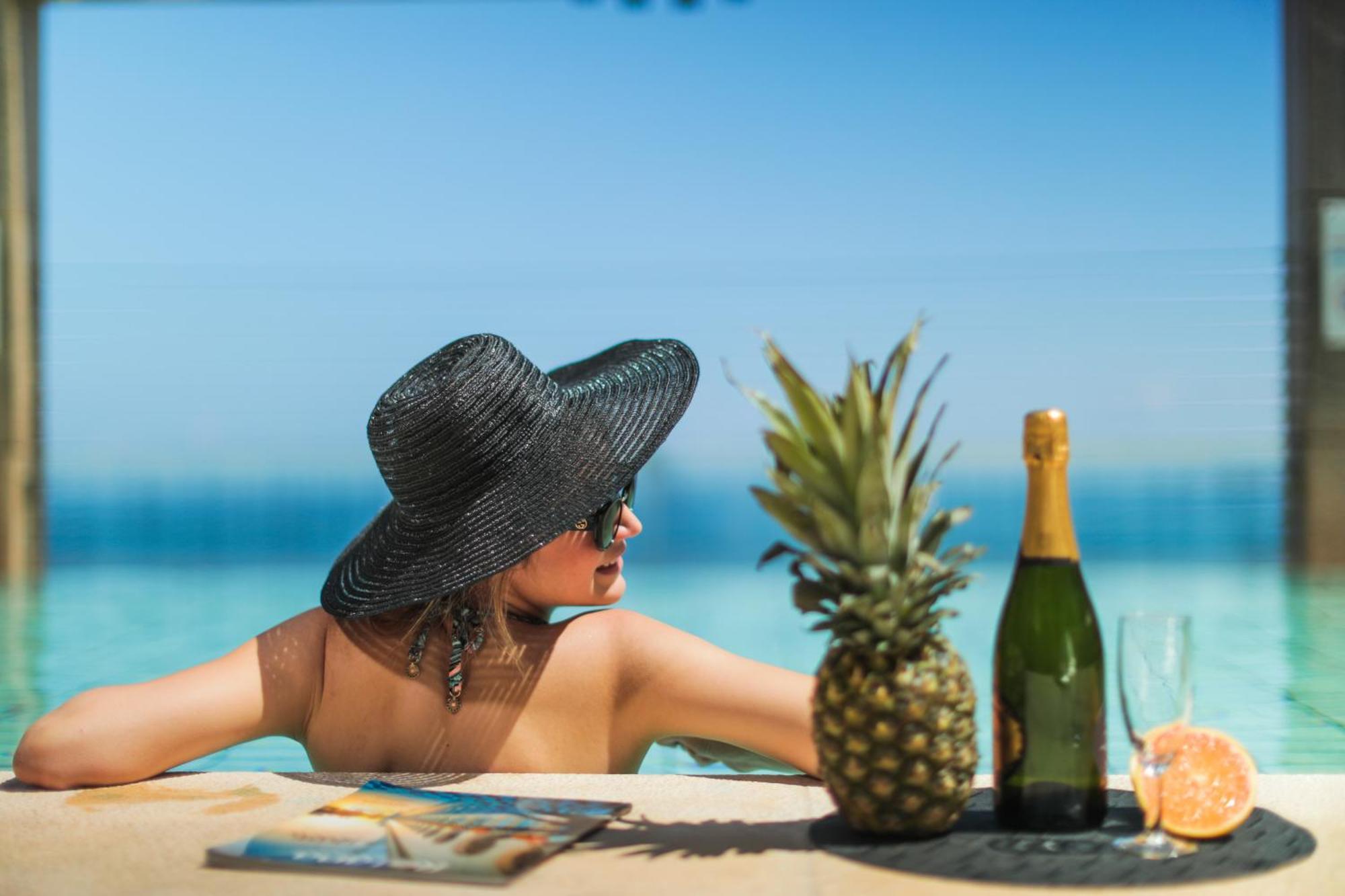 Hotel Gefinor Rotana - Bejrut Zewnętrze zdjęcie A woman sunbathing