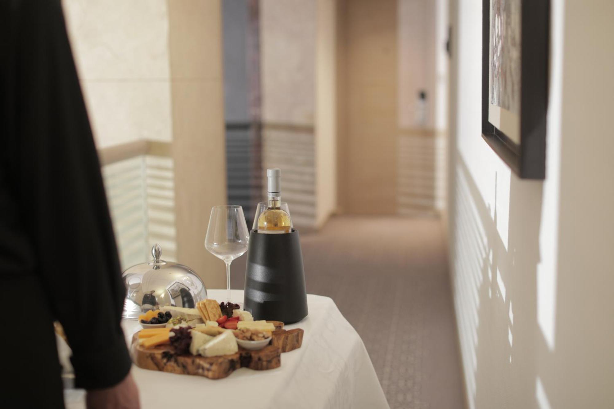 Hotel Gefinor Rotana - Bejrut Zewnętrze zdjęcie A room service tray