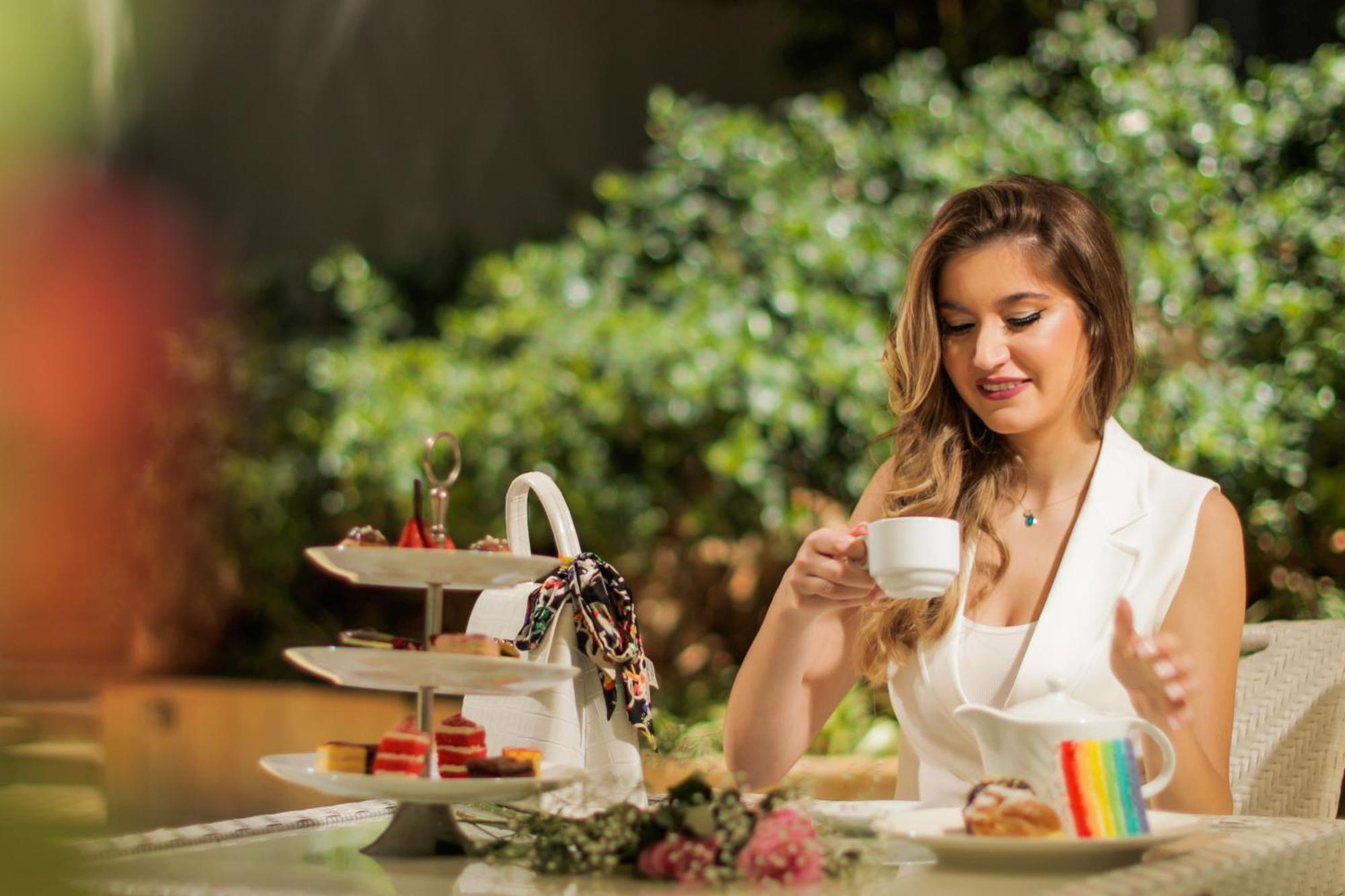 Hotel Gefinor Rotana - Bejrut Zewnętrze zdjęcie A woman drinking tea