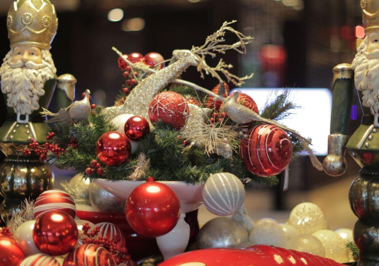 Hotel Gefinor Rotana - Bejrut Zewnętrze zdjęcie Christmas ornaments