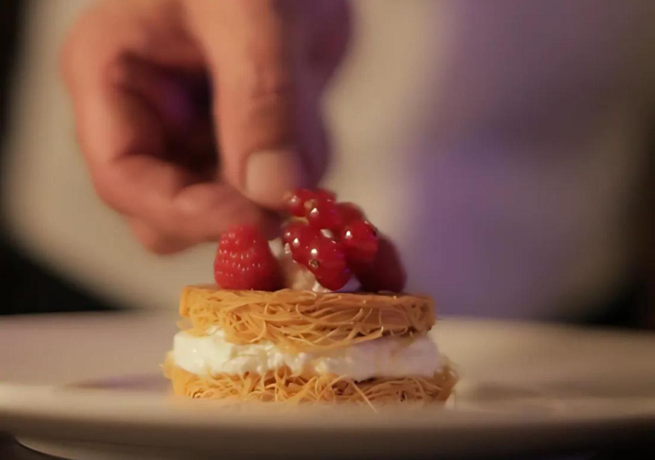 Hotel Gefinor Rotana - Bejrut Zewnętrze zdjęcie A pastry chef finishing a dessert