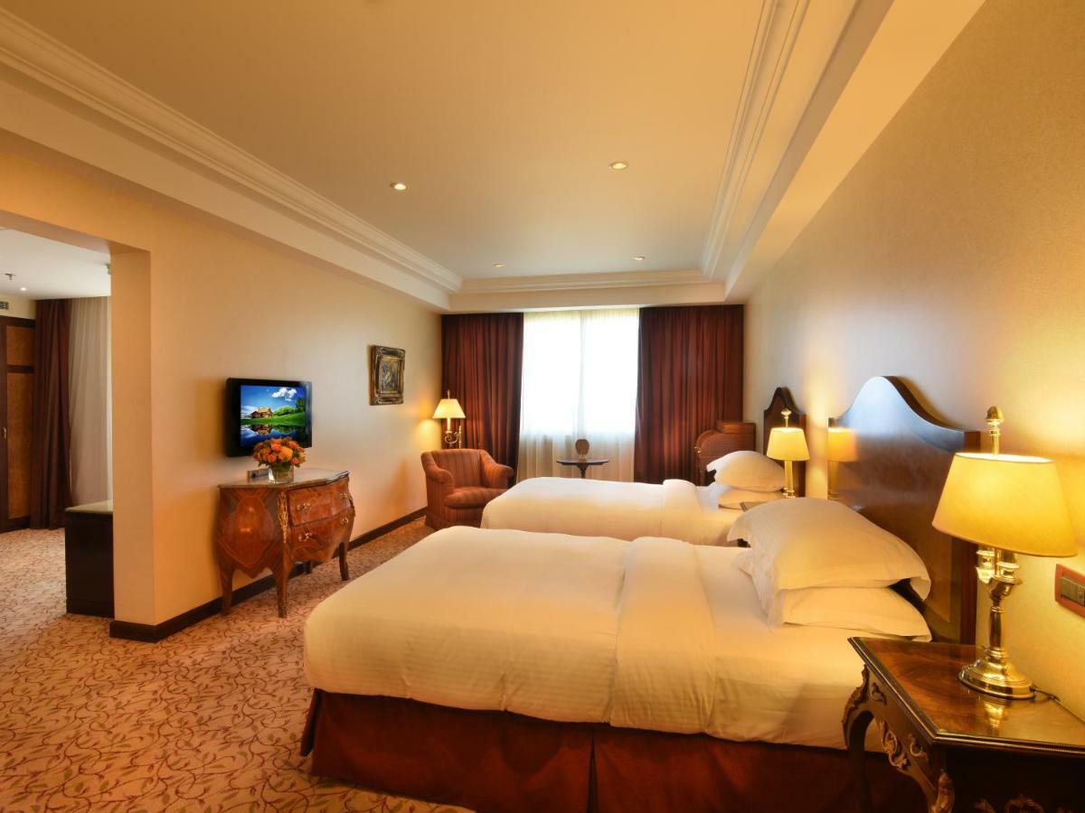 Hotel Gefinor Rotana - Bejrut Zewnętrze zdjęcie A room at the hotel