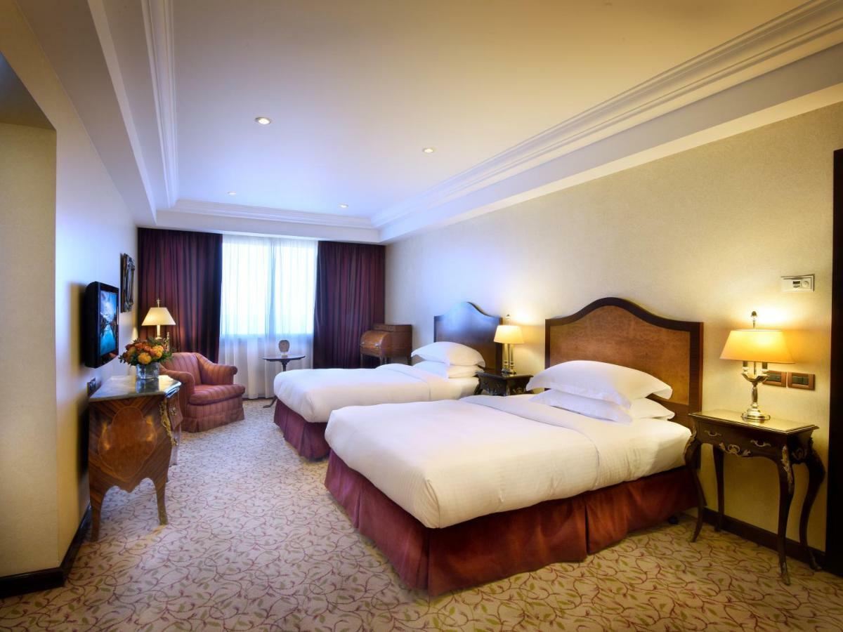 Hotel Gefinor Rotana - Bejrut Zewnętrze zdjęcie A room at the hotel