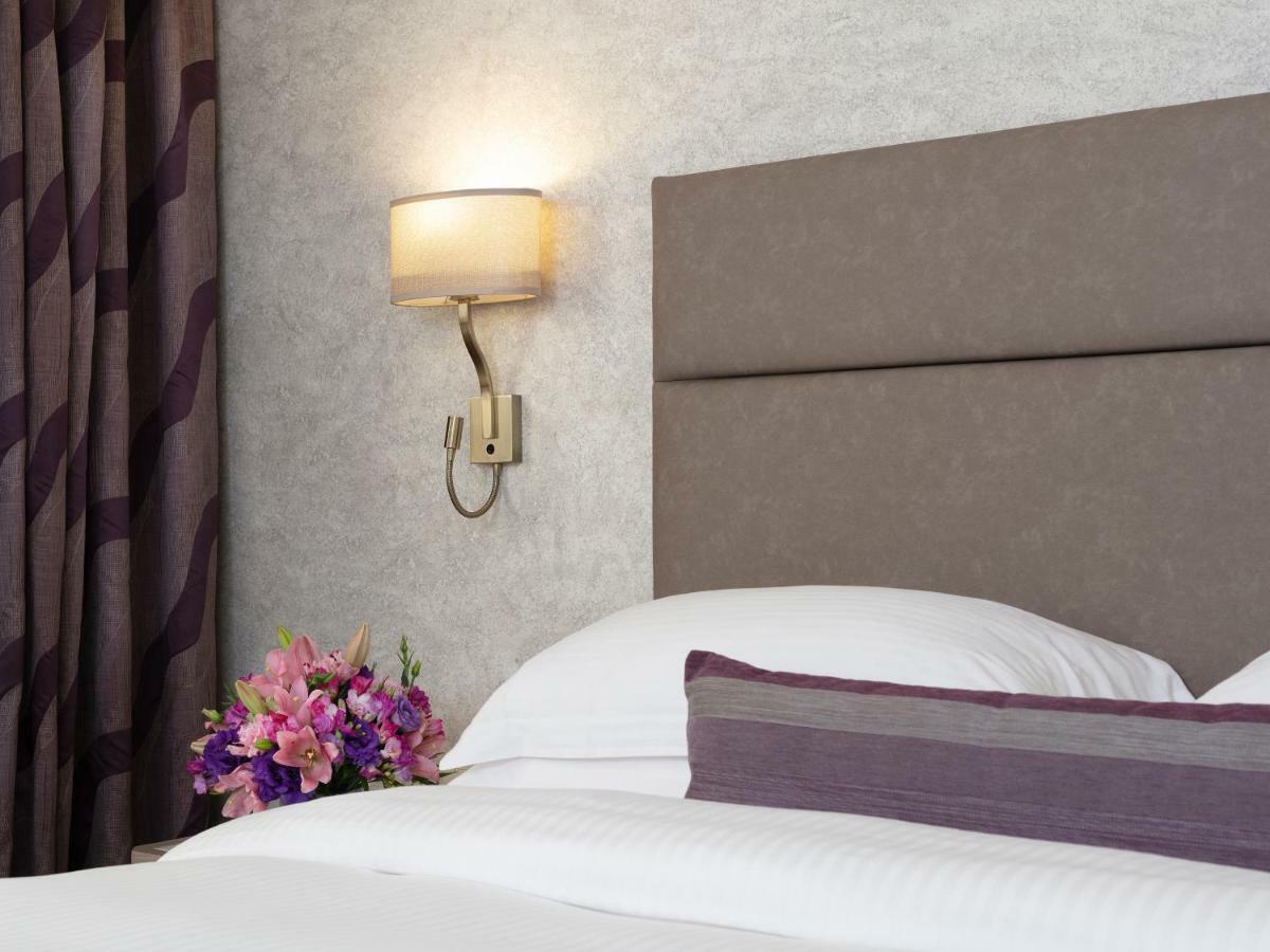 Hotel Gefinor Rotana - Bejrut Zewnętrze zdjęcie A wall light